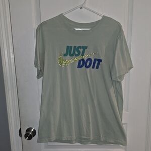 The Nike Tee Men's Large  Just Do It Short Sleeve T-Shirt